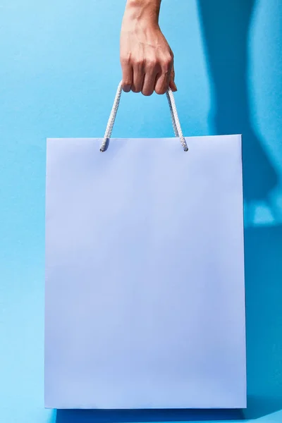 Vista Cortada Mulher Segurando Saco Compras Roxo Fundo Azul — Fotografia de Stock