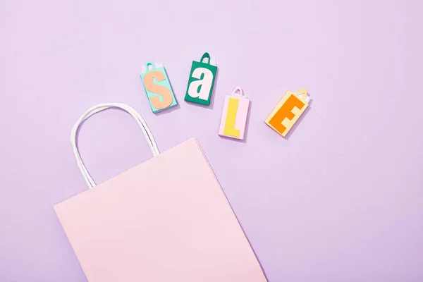 Ansicht Von Spielzeugtaschen Mit Verkaufsaufschrift Der Nähe Von Rosa Einkaufstasche — Stockfoto