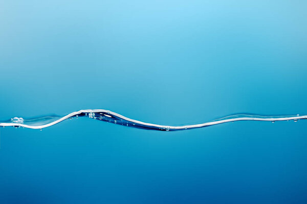 прозрачная чистая вода волна на голубом фоне
