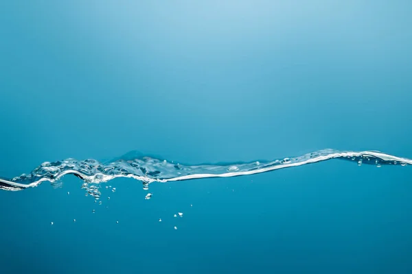 Чистая Вода Брызгами Капли Голубом Фоне — стоковое фото