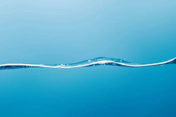 Transparente Reine Wasserwelle Mit Tröpfchen Auf Blauem Hintergrund — Stockfoto