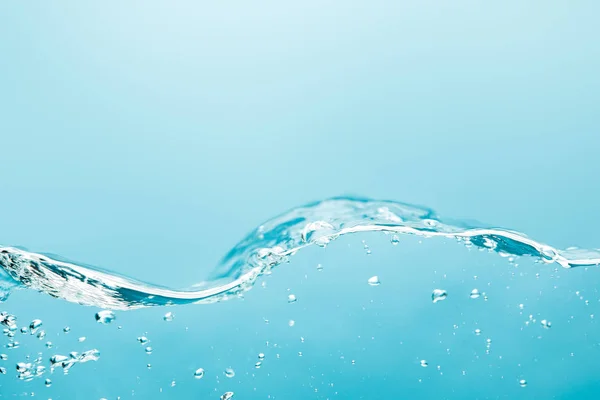 Agua Pura Transparente Ondulada Con Burbujas Sobre Fondo Azul — Foto de Stock