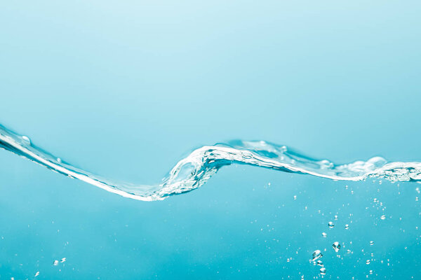 прозрачная чистая вода волна с пузырьками на голубом фоне
