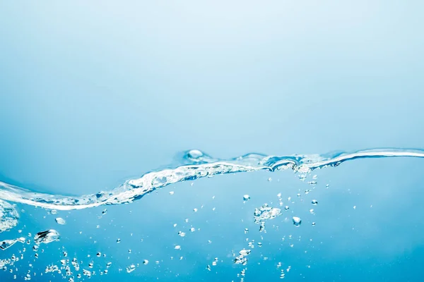 Gelombang Air Transparan Dengan Gelembung Bawah Air Latar Belakang Biru — Stok Foto