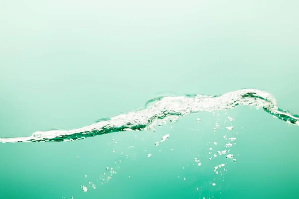 Przezroczysta Czysta Woda Bryzgami Bąbelkami Zielonym Tle — Zdjęcie stockowe