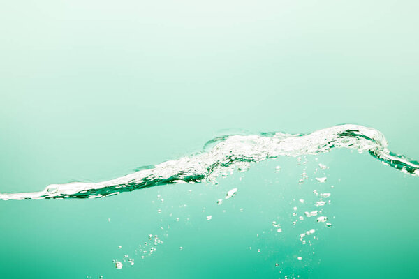 прозрачная чистая вода с брызгами и пузырьками на зеленом фоне
