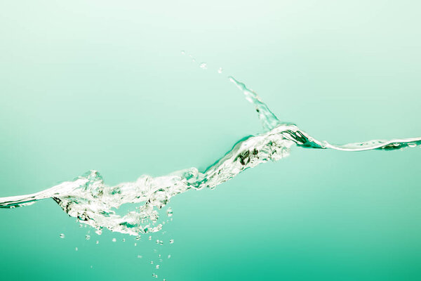 прозрачная чистая вода на синем фоне
