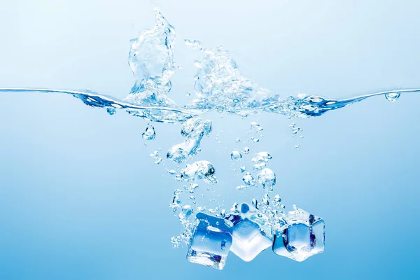 Acqua Pura Con Spruzzi Bolle Cubetti Ghiaccio Fondo Blu — Foto Stock