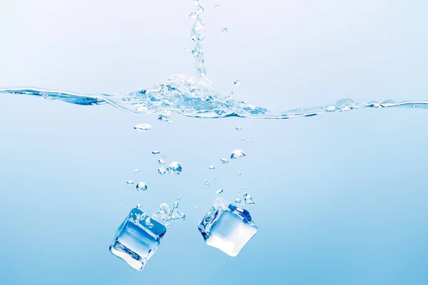 Água Pura Transparente Com Respingo Cubos Gelo Quadrados Fundo Azul — Fotografia de Stock