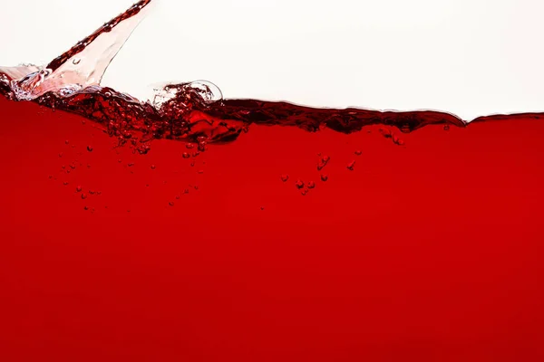 Fließende Rote Flüssigkeit Mit Spritzern Und Blasen Isoliert Auf Weiß — Stockfoto