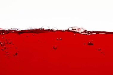 beyaz izole yüzeyinde kabarcıklar ile kırmızı renkli sıvı