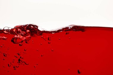beyaz izole sualtı kabarcıkları ile kırmızı parlak dalga