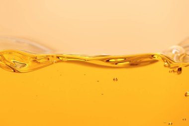 sarı üzerinde izole kabarcıklar ile sarı parlak sıvı