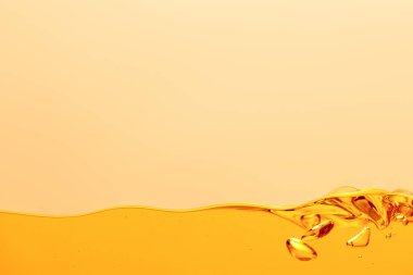 sarı üzerinde izole kabarcıklar ile sarı parlak sıvı