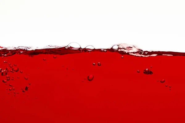 红色彩色液体 表面有气泡 在白色上隔离 — 图库照片