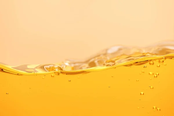 Рябь Желтой Яркой Жидкости Пузырьками Изолированы Желтый — стоковое фото
