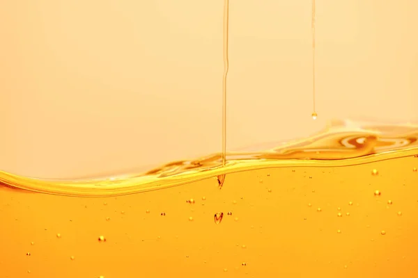 Gele Heldere Vloeistof Met Bubbels Druipend Druppels Geïsoleerd Geel — Stockfoto