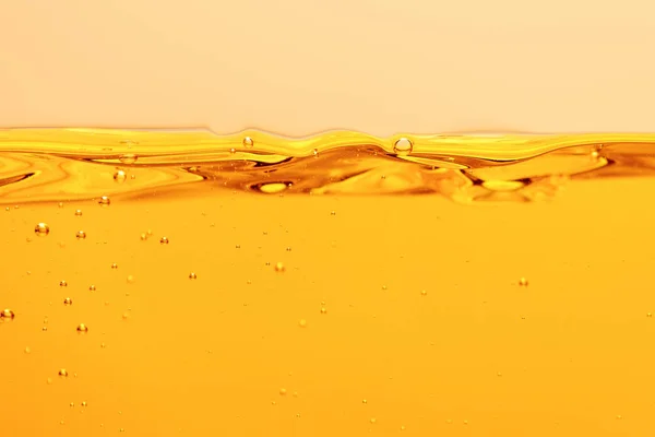 黄色に分離された気泡を持つ黄色の明るい液体を波紋 — ストック写真