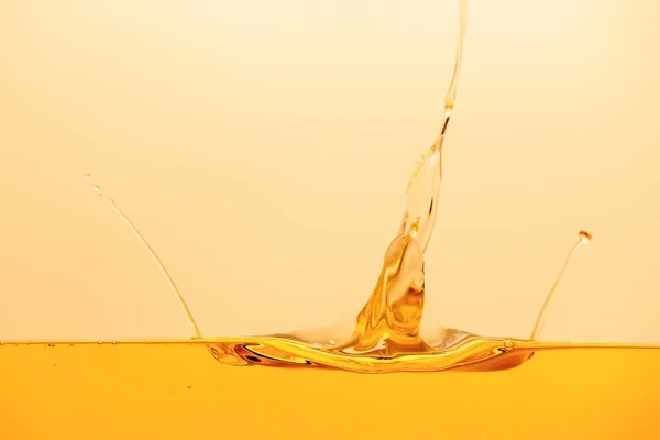 Líquido Amarillo Brillante Con Salpicadura Aislada Amarillo —  Fotos de Stock