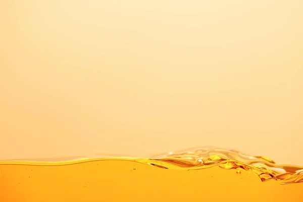 Liquide Brillant Jaune Lisse Isolé Sur Jaune — Photo