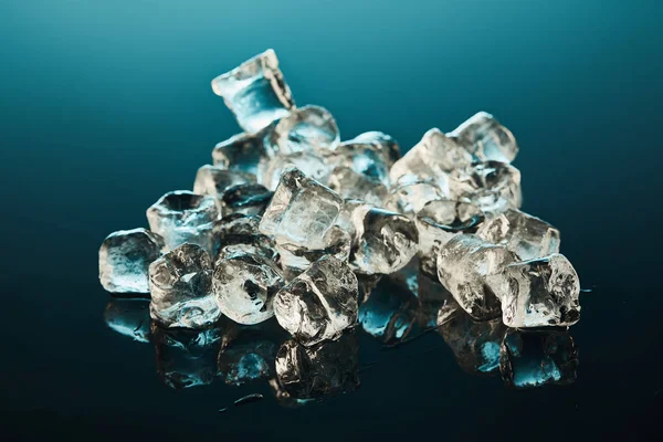 Stack Transparent Ice Cubes Emerald Background — Stock Photo, Image