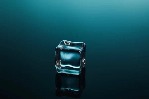 Cubo Hielo Transparente Transparente Sobre Fondo Esmeralda — Foto de Stock
