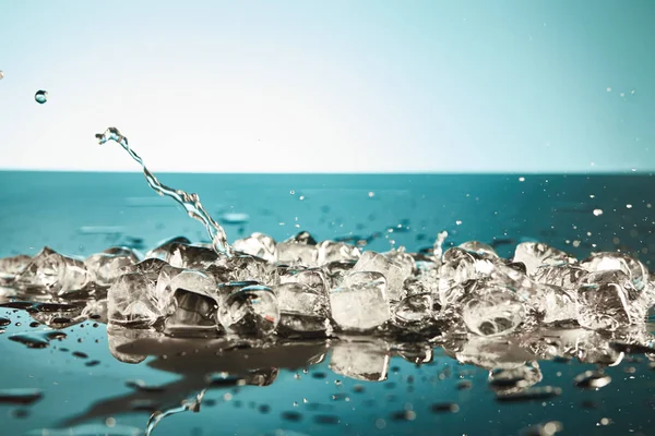 Smelten Van Ijsblokjes Water Splash Smaragd Witte Achtergrond — Stockfoto