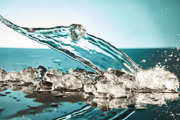 Прозрачные Кубики Льда Брызги Воды Изумрудном Белом Фоне — стоковое фото