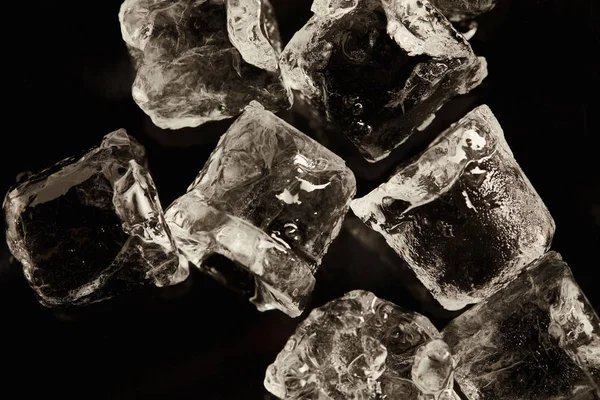Стопка Прозорих Прохолодних Кубиків Льоду Ізольована Чорному — стокове фото