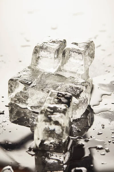 Eiswürfel Mit Tropfen Und Pfützen Auf Der Oberfläche — Stockfoto