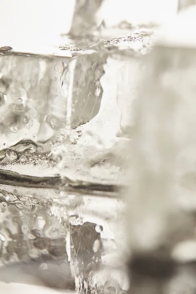 Закрыть Обзор Чистых Прозрачных Влажных Кубиков Льда Текстурой — стоковое фото