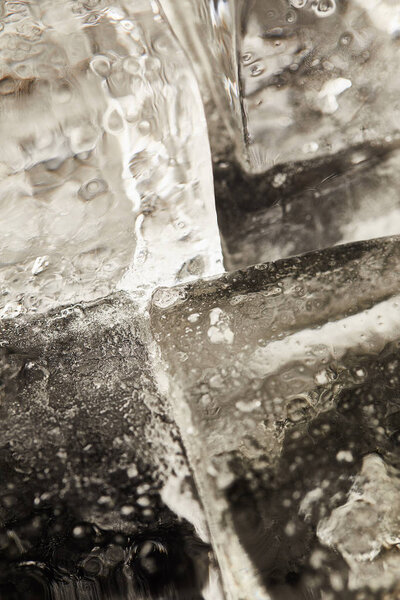закрыть обзор чистых прозрачных влажных кубиков льда с текстурой

