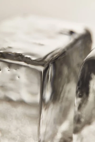 純粋な濡れたテクスチャーの氷の立方体のクローズアップビュー — ストック写真