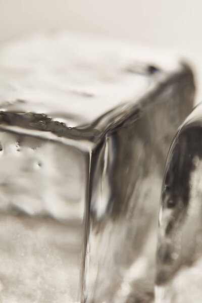 близкий обзор чистых текстурированных кубиков льда
