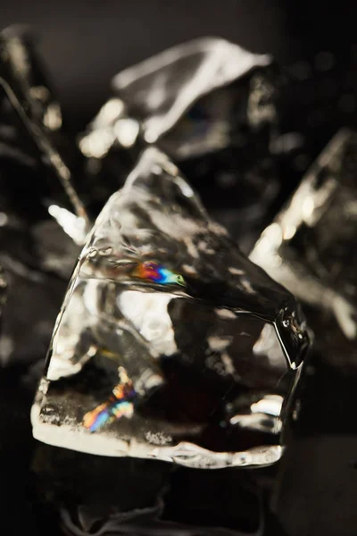 Vista Perto Cubo Gelo Transparente Com Reflexão — Fotografia de Stock