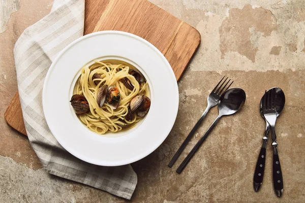 Vista Dall Alto Deliziosa Pasta Con Molluschi Tagliere Legno Con — Foto Stock