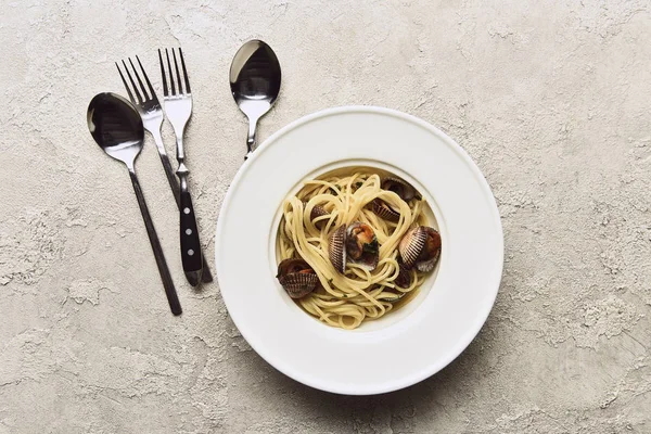 Vista Superior Deliciosa Pasta Con Moluscos Cerca Cubiertos Sobre Fondo — Foto de Stock