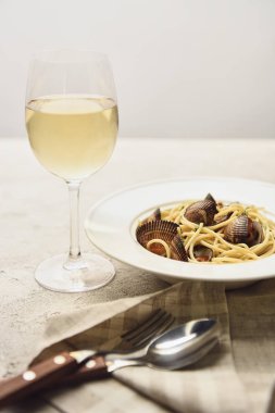 deniz ürünleri ile lezzetli İtalyan makarna gri izole beyaz şarap ile servis