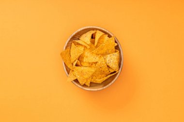 turuncu arka plan, Meksika mutfağı ahşap kase içinde gevrek nachos üst görünümü