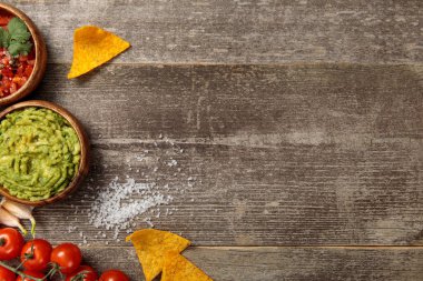 Meksika nachos üst görünümü guacamole ve salsa yıpranmış ahşap masa üzerinde servis