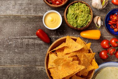 ahşap masada guacamole, peynir sosu ve salsa ile servis Meksika nachos üst görünümü