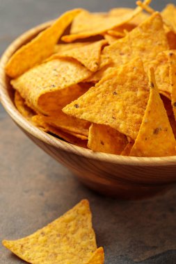 taş masada ahşap kase Meksika nachos yakın görünümü