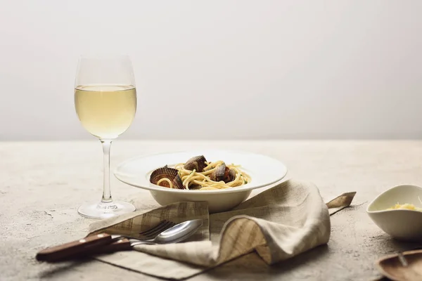 Macarrão Italiano Com Frutos Mar Servido Com Vinho Branco Guardanapo — Fotografia de Stock