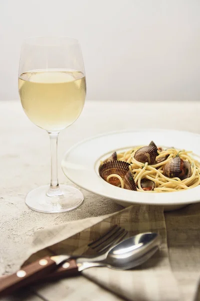 Смачна Італійська Паста Морепродуктами Подається Білим Вином Ізольованою Сірому — стокове фото