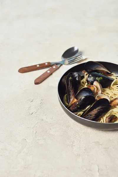 Tasty Pasta Seafood Frying Pan Cutlery Textured Grey Background — Stock Photo, Image