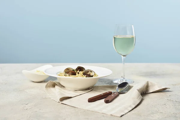 Смачні Італійські Спагетті Морепродуктами Подається Тертим Сиром Білим Вином Серветці — стокове фото