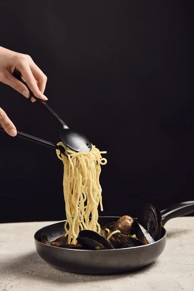 Vista Recortada Mujer Tomando Deliciosos Espaguetis Italianos Con Mariscos Sartén — Foto de Stock