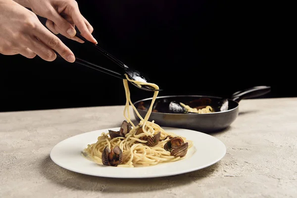 Vista Parcial Mujer Poniendo Deliciosos Espaguetis Italianos Con Mariscos Plato —  Fotos de Stock