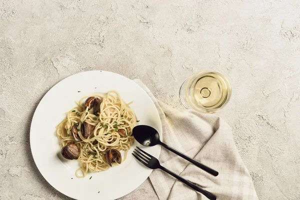 美味的意大利面与海鲜的顶视图 配以白葡萄酒和餐具在纹理灰色表面与复制空间 — 图库照片