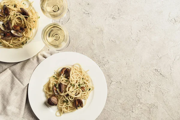 Topputsikt Över Läcker Pasta Med Skaldjur Serveras Med Vitt Vin — Stockfoto